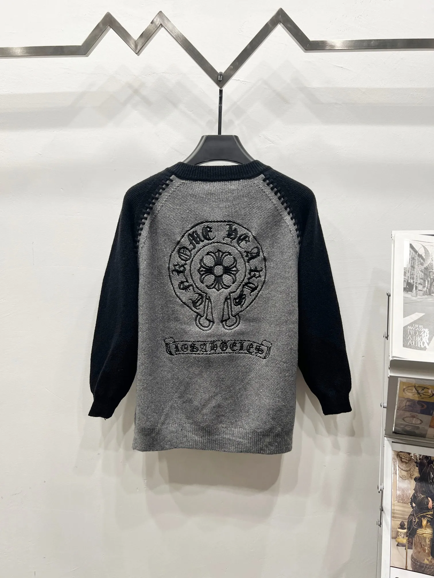 P290 Style No.: (Q078) ChromeHearts popular Chrome Hearts CH Sanskrit horseshoe cross embroidery button cardigan jacket raglan sleeve sweater, contrasting color splicing raglan round neck knitted sweater, unique knitting texture, soft and skin-friendly, classic pattern embroidery on the front and back. Retro chic. The contrasting color raglan sleeve design and the thick stitching craftsmanship at the joints make it look great when worn alone or layered! The fit is loose and slimming! Fashionable patchwork colored sweater, colorfully intertwined, with clear layers, warm and slimming. Whether worn alone or layered, you can easily control various styles and show your personal charm. The raglan sleeves are shoulder-width in contrasting colors and have ultra-detailed embroidery on the front and back, giving it a casual street feel. It looks great when worn alone! The sleeves are designed with contrasting colors and seams, and the round neck style reveals the neck and flatters the face shape! Wool blend knitted fabric, soft, comfortable and warm to the touch. Contrasting color design➕Loose fit, not flattering on your body shape and slimming, not to mention how easy it is to wear! Basic, versatile and fashionable classic! Black and white are versatile! Black and gray high-end! Couples get involved!  Color: black and white/black gray Size: S~M~L